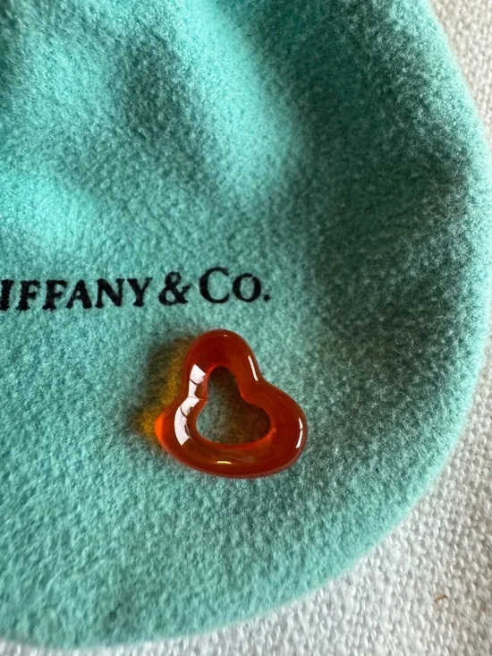 Tiffany & Co./Elsa Peretti Carved Red (amber) Carnelian Small Open Heart-NWOT - Picture 3 of 7